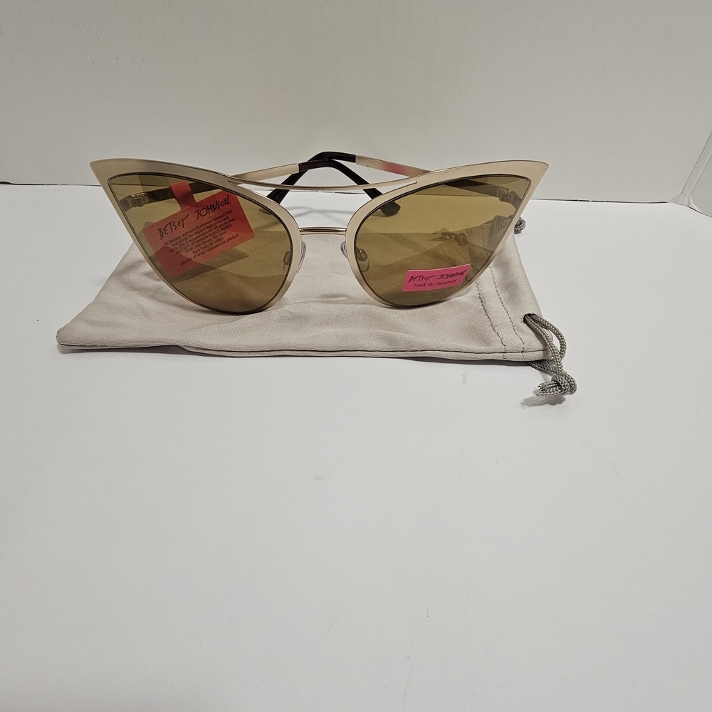 NWT Betsey Johnson Gold Cat Eye Sunglasses Metal Pink Heart Summer Festival - Picture 7 of 8